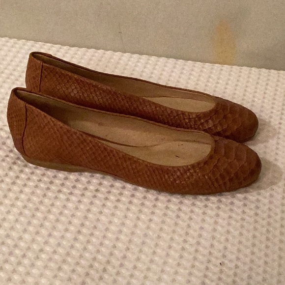 Stuart Weitzman Camel color lizard embossed round toe  flat shoes # 7 N. - Picture 6 of 8